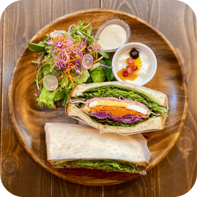 野菜たっぷりのサンドイッチプレート